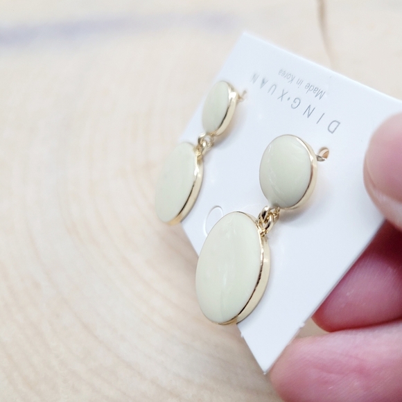 Brand New Gold Tone White Round Earrings - Picture 3 of 6